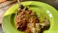 Sebagai pelengkap makan ikan goreng, menu terong penyet jangan dilewatkan. Terongnya disajikan utuh lalu digoreng sampai dagingnya lembut, lalu dipenyet dan diberikan sambal. Foto: detikFood / Yenny Mustika Sari