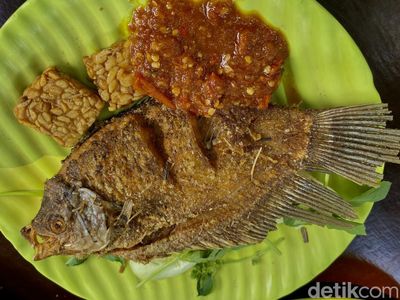 Maknyus! Di Senopati Ada Warung Ikan Goreng yang Punya Sambal Nagih