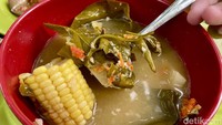 Kalau ingin yang segar, wajib memesan sayur asem. Isian sayur asemnya juga komplet. Rasanya asem pedas yang pas sekali di lidah. Foto: detikFood / Yenny Mustika Sari