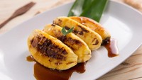 Cari kudapan buat teman minum kopi, pisang epe khas Makassar bisa dicoba. Pisang panggang ini dipenyet lalu diberi saus gula merah yang legit manis. Resepnya ada di sini. Foto: iStock 