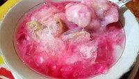 Makassar juga terkenal dengan es pisang ijo. Disajikan dingin dengan tambahan bubur sumsum, kuah santan, dan sirup merah, rasanya manis legit! Lihat bahan dan cara membuat es pisang ijo di sini. Foto: iStock