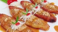 Konon sanggara balanda adalah camilan khas Makassar favorit Jokowi. Dibuat dari pisang raja masak pohon yang digoreng dan diberi isian adonan kacang karamel, taburan keju, hingga siraman saus vla. Kamu bisa lihat resepnya di sini. Foto: Tika Sri Utami
