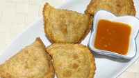 Untuk kudapan gurih, Makassar punya jalangkote yang bentuknya mirip pastel. Hanya saja kulitnya lebih tebal dan isiannya lebih padat. Cocolannya saus yang pedas asam. Ini dia resep jalangkote. Foto: detikfood