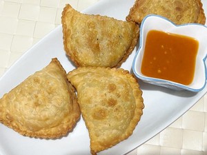Katanya Makan Jalangkote Sambil Jongkok Lebih Enak, Fakta atau Mitos?