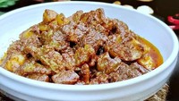 Makassar punya olahan daging pedas dengan bumbu gurih berempah, toppa lada. Sekilas mirip rendang, tapi rasa dan tampilannya sedikit berbeda. Toppa lada dibuat dengan banyak rempah, intip resepnya di sini. Foto: Rinka Loumitha