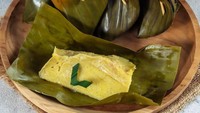 Satu lagi makanan khas Makassar berbahan pisang. Teksturnya halus dan rasanya legit manis. Barongko diberi campuran telur dan santan lalu dibungkus daun pisang. Yuk intip cara membuatnya di sini. Foto: iStock 