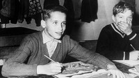 Arnold Schwarzenegger yang berusia sebelas tahun (kiri) berpose untuk foto di kelas seni pada tahun 1958 di Thal, Austria. Arsip Michael Ochs/Getty Images.