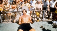 Arnold Schwarzenegger mengangkat beban di Muscle Beach, Venesia pada Agustus 1977. Michael Ochs/Getty Images.