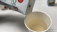Air kelapa kemasan selanjutnya, Coco 9 (Rp 6.000) yang dibuat di Lampung Selatan. Komposisinya dibuat dari 97,7% air kelapa asli (bukan konsentrat). Bahan lainya gula, pengatur keasaman asam sitrat, dan tanpa pengawet.