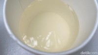Minuman ini dibuat dari 98% air kelapa, gula, dan antioksidan vitamin C. Menurut kami, rasa manisnya lebih kuat dari Coco Day. Ada jejak rasa mirip gula merah. Rasa khas kelapanya juga tercecap, namun aroma wangi khas kelapa kurang tercium.