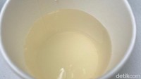 Aroma kelapa tercium kuat dari minuman ini. Rasa gurih manis alami khas air kelapa juga terasa pas. Tidak ada manis yang kuat dan malah ada sedikit jejak rasa asam khas air kelapa murni.