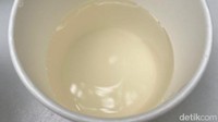Terlihat warna minuman ini keruh mirip Coco Mas. Rasa manisnya amat kuat menurut kami dengan jejak rasa mirip gula merah. Tak tercium juga aroma khas kelapa.