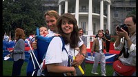 Arnold Schwarzenegger bersama istri Maria Shriver dan putrinya Katherine Eunice di halaman WH untuk menghadiri acara Great American Workout. Diana Walker/Getty Images.