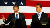 Potret Arnold Schwarzenegger saat terpilih menjadi Gubernur California. Foto diambil pada Kamis (16/10/2003). Don Tormey/Getty Images.