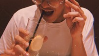 Tak hanya kopi, ada juga momen Ardhito saat menikmati es lemon tea ketika mampir di sebuah kafe. Foto: Instagram @ardhitopramono