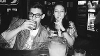 Seperti yang terlihat pada momen yang satu ini. Ia menikmati minuman segar saat nongkrong di kafe. Foto: Instagram @ardhitopramono