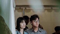 Tak hanya bersama temannya, ada juga momen Ardhito Pramono bersama sang istri menikmati minuman kaleng favoritnya. Foto: Instagram @ardhitopramono