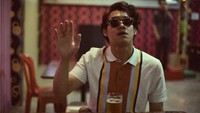 Terakhir ada momen menikmati minuman segar ala Ardhito Pramono saat di kafe. Gayanya dengan kacamata ini membuat netizen salah fokus. Foto: Instagram @ardhitopramono
