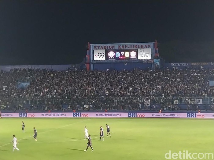 Laga Arema FC melawan PSIS Semarang dalam pekan kedua BRI Liga 1 2022/2023 dimulai. Sejak menit awal kedua tim saling berebut bola.