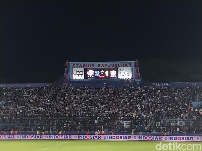 Arema FC menang atas PSIS Semarang dengan skor 2-1. Sergio menjadi penentu kemenangan Singo Edan di menit-menit akhir.