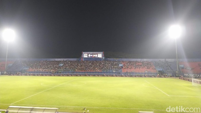 Laga Arema FC melawan PSIS Semarang dalam pekan kedua BRI Liga 1 2022/2023 berlangsung di Stadion Kanjuruhan, Malang Sabtu (30/7/2022). Kick off dimulai pukul 18.15 WIB.