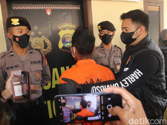Ayah bejat di Lampung ini, selain mencabuli anak kandungnya sendiri, dia juga pernah menjual korban untuk melunasi utang.