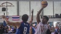 Pemain basket Indonesia, I Komang Suparta berusaha untuk memasukkan bola ke dalam ring basket, namun dihalangi oleh pebasket Filipina.