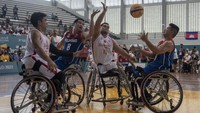 Kasep Ayatulloh dan I Komang Suparta berusaha merebut bola dari pebasket Filipina.