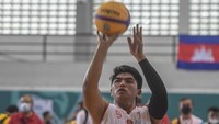 I Komang Suparta mencoba untuk melempar bola ke dalam ring basket.