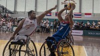 Pemain basket Indonesia, Kasep Ayatulloh mencoba merebut bola dari pebasket Filipina dalam pertandingan pertama basket kursi roda ASEAN Para Games 2022 di GOR Sritex Arena, Solo, Jawa Tengah, Sabtu(30/7/2022).