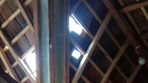 Beberapa genteng milik warga Tianyar Barat berjatuhan akibat gempa bumi