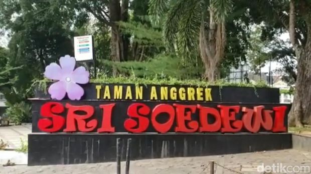Berwisata di Taman Anggrek Sri Soedewi, Jambi.