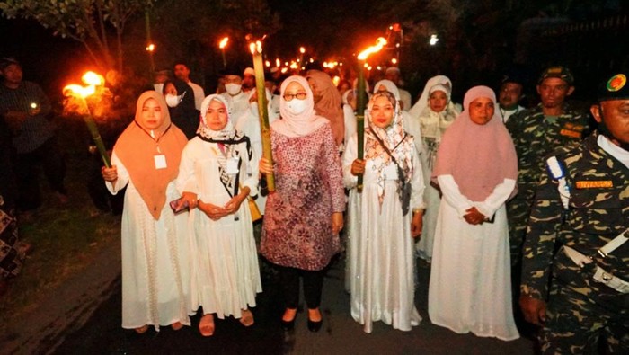 Bupati Banyuwangi Ipuk saat ikut pawai 1 Muharram