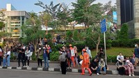 Ada juga yang terlihat hanya duduk-duduk di trotoar. Foto: Ahsan/detikcom