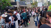 Para model dadakan ini bergantian berlenggak-lenggok di trotoar. Foto: Ahsan/detikcom