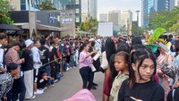 Kini, masyarakat memindahkan arena catwalk itu di trotoar. Foto: Ahsan/detikcom