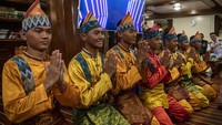 Cocktail Party menampilkan sejumlah tari-tarian Indonesia, salah satunya adalah tari saman yang ditampilkan oleh Taruna Akademi Angkatan Laut (AAL) Tingkat III Angkatan ke-69. Penampilan itu bertujuan untuk memperkenalkan budaya Indonesia kepada masyarakat Singapura.