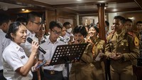 Acara semakin seru saat para anggota Midshipman Maritime Training and Doctrin Command (MTDC) Singapura dan Taruna Akademi Angkatan Laut (AAL) Tingkat III Angkatan ke-69 bernyanyi bersama di Ballrom KRI Bima Suci-945.