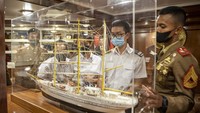 Midshipman Maritime Training and Doctrin Command (MTDC) Singapura juga diajak untuk melihat miniatur KRI Bima Suci-945.