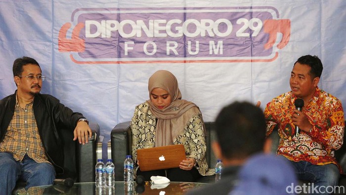 Diskusi Verifikasi Partai Politik Wakil Ketua Umum DPP Partai Perindo, Ferry Kurinia Rizkiyansah, Komisioner KPU RI, Betty Epsilon Idroos dan Direktur Eksekutif Parameter Politik, Adi Prayitno saat Menjadi pembicara politik Diponegoro Forum di DPP Partai Perindo, Jakarta, Sabtu (30/7/2022). Diakusi tersebut membahas tentang