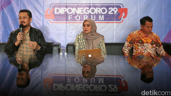 Diskusi Verifikasi Partai Politik Wakil Ketua Umum DPP Partai Perindo, Ferry Kurinia Rizkiyansah, Komisioner KPU RI, Betty Epsilon Idroos dan Direktur Eksekutif Parameter Politik, Adi Prayitno saat Menjadi pembicara politik Diponegoro Forum di DPP Partai Perindo, Jakarta, Sabtu (30/7/2022). Diakusi tersebut membahas tentang