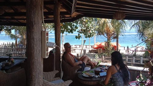 Dua orang wisatawan Mancanegara di Alis Bar Pantai Lakey di Desa Huu, Kecamatan Huu, Kabupaten Dompu, Nusa Tenggara Barat (NTB)