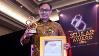 Direktur Utama PT Alita Praya Mitra, Teguh Prasetya menerima langsung plakat diajang Penganugerahan Selular Award ke-19 untuk kategori Best Fiber Access Solutions Provider yang diselenggarakan Selular Media Network (SMN) dengan tema “Winning in Digital Ecosystem, di Ballroom Marylnn Park Hotel, Jakarta.