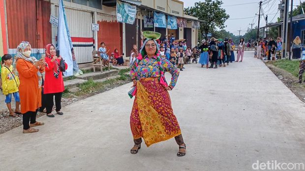 Emak-emak Ciparay gelar fashion show bak Citayam Fashion Week di kompleknya.