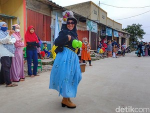 Gaya Kocak Emak-emak Ciparay Catwalk Ala Citayam Fashion Week