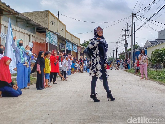 Emak-emak Ciparay gelar fashion show bak Citayam Fashion Week di kompleknya.