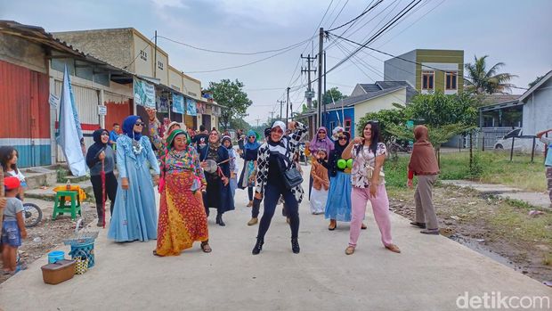 Emak-emak Ciparay gelar fashion show bak Citayam Fashion Week di kompleknya.