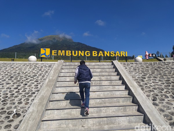 Embung Bansari yang berada di Desa Bansari, Kecamatan Bansari, Kabupaten Temanggung, menyimpan pesona yang tak biasa. Dari embung ini, mata pengunjung akan dimanjakan pemandangan hamparan tujuh gunung yang ada di Jawa Tengah.