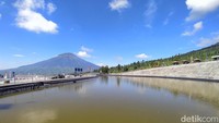 Bangunan embung ini salah satu fungsinya untuk pengairan lahan pertanian. Embung yang dibangun di ketinggian 1.400 meter di atas permukaan laut (MDPL) persis berada di lereng Gunung Sindoro.