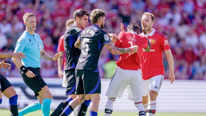 Manchester Uniteds Brazilian midfielder Fred (2R) reacts during an altercation with Atléticos Argentine midfielder Rodrigo De Paul (C) during the football friendly match between Atletico Madrid and Manchester United at the Ullevaal stadium in Olso, Norway, on July 30, 2022. - - Norway OUT (Photo by Stian Lysberg Solum / NTB / AFP) / Norway OUT (Photo by STIAN LYSBERG SOLUM/NTB/AFP via Getty Images)